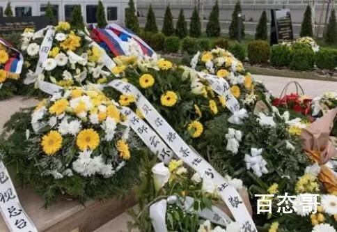 当年被炸的中国使馆旧址前摆满鲜花