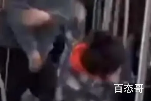 2男子地铁互殴 旁边小男孩被扇倒 背后的真相让人惊愕