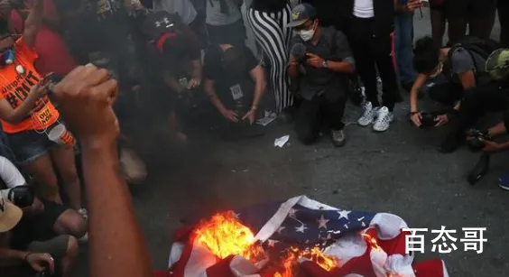 抗议者在白宫外烧美国国旗  特朗普