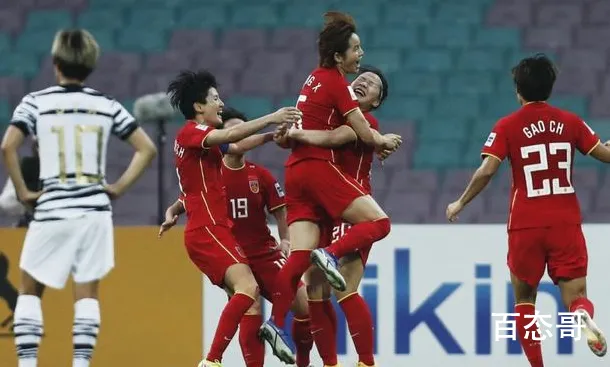 中国女足夺冠现场:主教练被抛起 为中国女足庆功