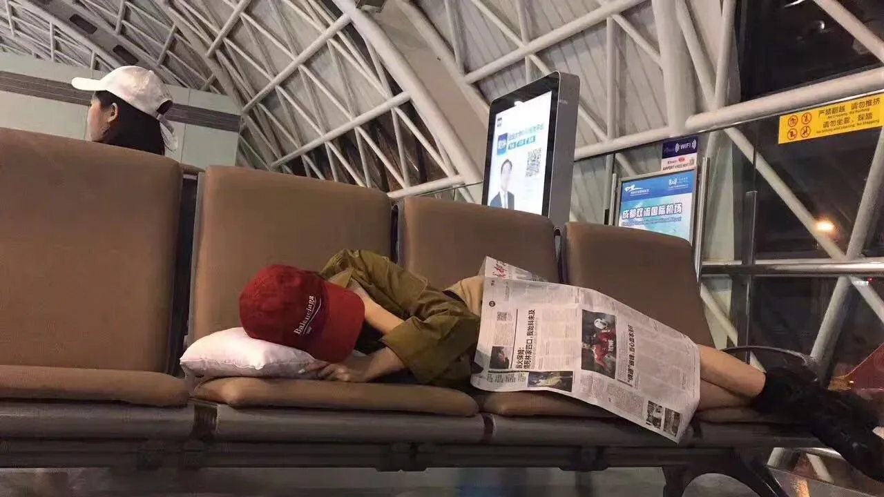 张天爱盖报纸睡机场被偷拍，为新片连续工作3天无休