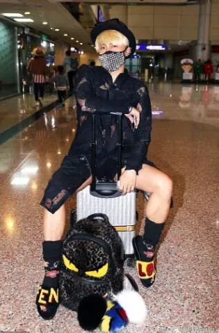 陈志朋穿黑色透视蕾丝外套露大腿现身机场，最近的时尚看不懂系列