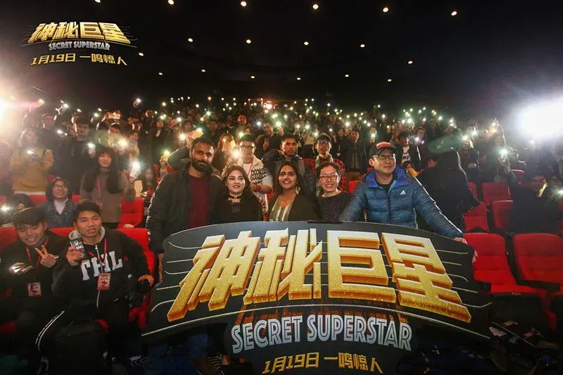 《神秘巨星》点映及首映礼展开，阿米尔·汗直播表白中国观众