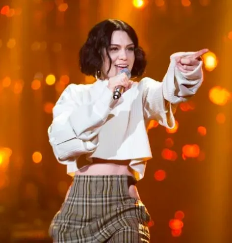Jessie J稳拿《歌手》首期冠军，长沙街头被抓拍，还吃了臭豆腐？